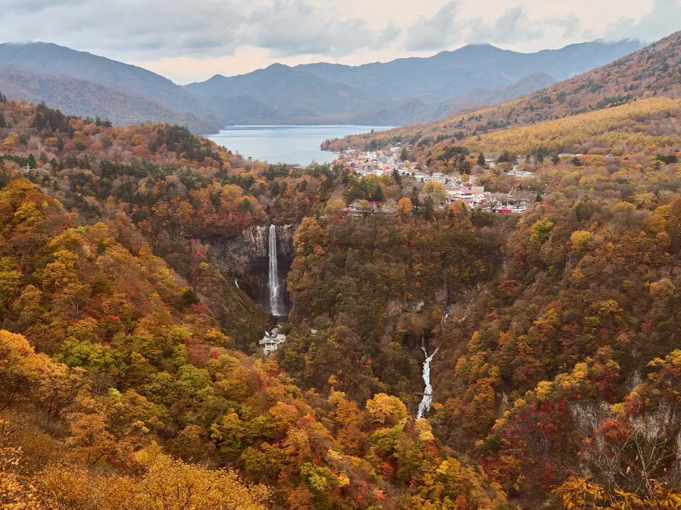 Oku-Nikko dall'alto: la cascata Kegon e il bosco rosso