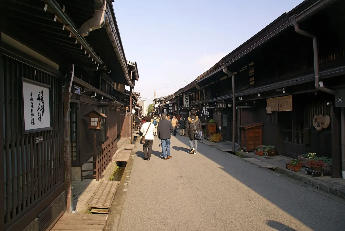 La via Sanmachi a Takayama, case di legno scuro